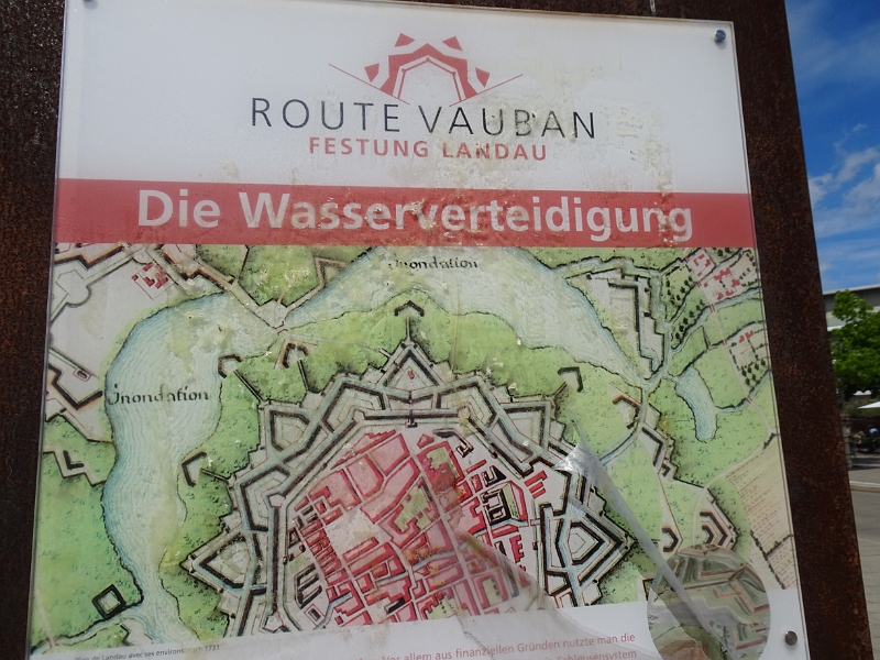 DSC06162.JPG - Gegenüber vom Schwanenweiher befinden sich Teile der "Route Vauban", die wir besichtigen wollen.Hier z.B. sind wir...